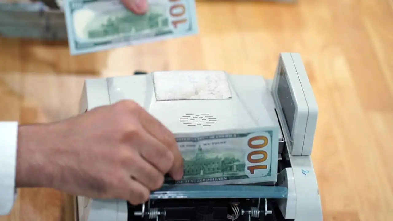 ارتفاع جديد في سعر صرف الدولار الأمريكي اليوم 5 يونيو في البنوك.